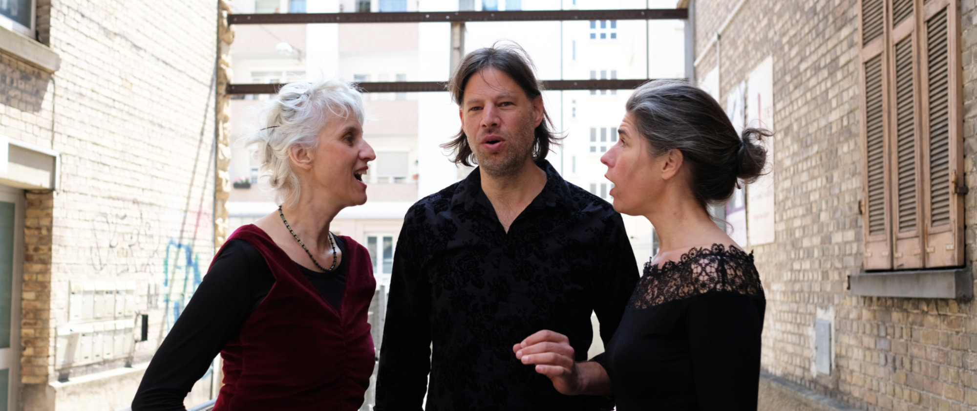 Layers of Voice Foto im Hinterhof: Mechhild, Timber, Ines